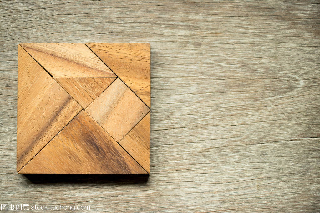 七巧板拼图在方形木制背景